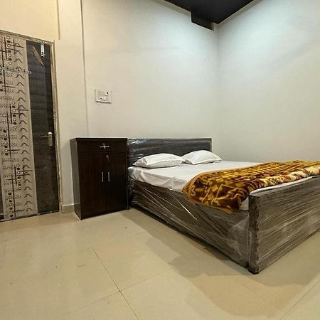 Madhuri Guest House Варанаси Экстерьер фото