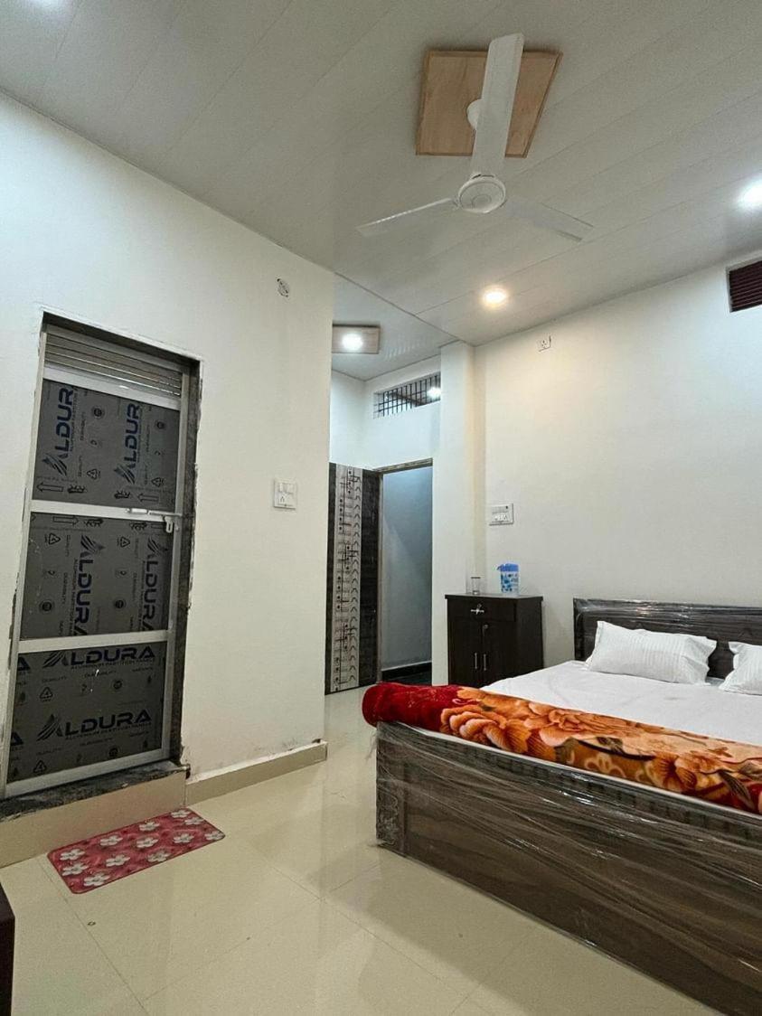 Madhuri Guest House Варанаси Экстерьер фото