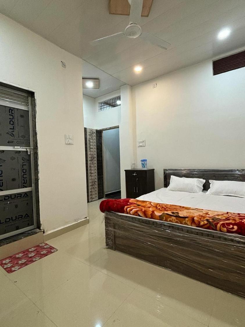 Madhuri Guest House Варанаси Экстерьер фото