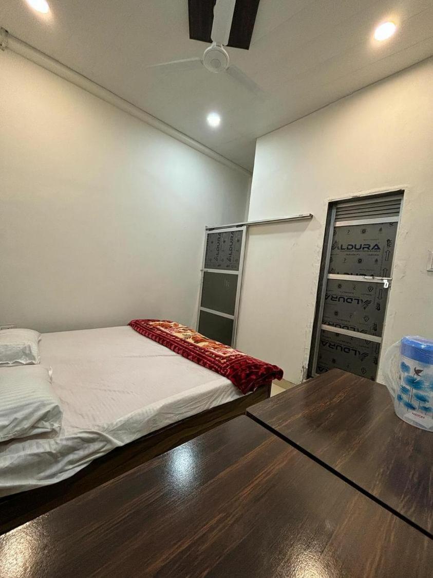 Madhuri Guest House Варанаси Экстерьер фото