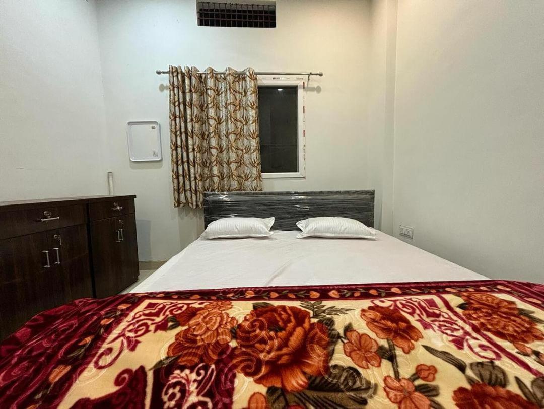 Madhuri Guest House Варанаси Экстерьер фото
